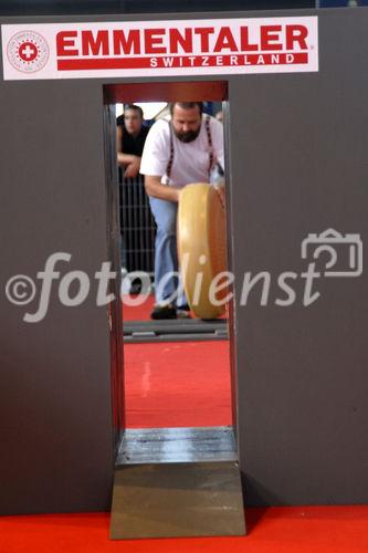 Foto: Herr Christian Wüthrich (Käse-Weltmeister)
Emmentaler Käseroll-Meisterschaft am Züricher Hauptbahnhof (C)Fotodienst/Tabea Vogel