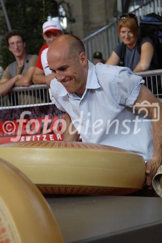 Foto: Herr Michael Sokoll (Sportredaktor SF)
Emmentaler Käseroll-Meisterschaft am Züricher Hauptbahnhof (C)Fotodienst/Tabea Vogel