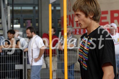 Foto: Herr Nicolas Müller (Snowboarder)Emmentaler Käseroll-Meisterschaft am Züricher Hauptbahnhof (C)Fotodienst/Tabea Vogel