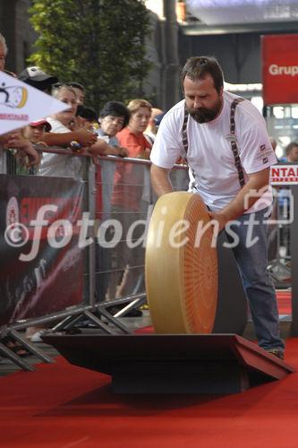 Foto: Herr Christian Wüthrich (Käse-Weltmeister)
Emmentaler Käseroll-Meisterschaft am Züricher Hauptbahnhof (C)Fotodienst/Tabea Vogel