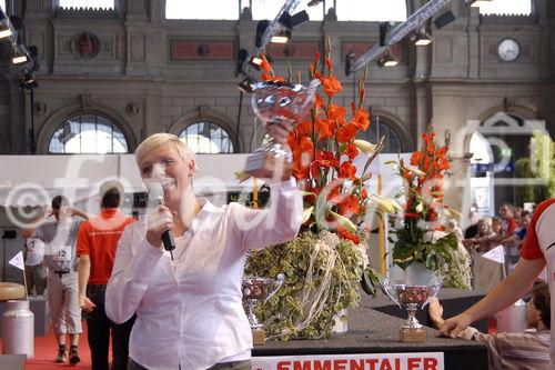 Foto: Frau Susanne Kunz (Moderatorin SF)
Emmentaler Käseroll-Meisterschaft am Züricher Hauptbahnhof (C)Fotodienst/Tabea Vogel