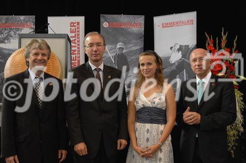 Foto: Herr Jean-Daniel Pasche (Präsident des Verbandes des Schweizerischen Uhrenverbandes), Herr Jürg Simon (Präsident Emmentaler), Frau Nina Havel (Moderatorin), Herr Franz Urs Schmid (Direktor Chocosuisse) 
Urkundenfeier zur Aufnahme des Emmentaler Switzerland Käse in das Register der geschützten Ursprungsbezeichnungen. (C) Fotodienst/Tabea Vogel