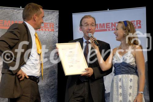 Foto: Herr Patrick Aebi (Bundesamt für Landwirtschaft), Herr Jürg Simon (Präsident Emmentaler), Frau Nina Havel (Moderatorin)
Urkundenfeier zur Aufnahme des Emmentaler Switzerland Käse in das Register der geschützten Ursprungsbezeichnungen. (C) Fotodienst/Tabea Vogel