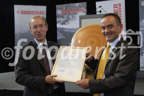 Foto: Herr Jürg Simon (Präsident Emmentaler), Herr Patrick Aebi (Bundesamt für Landwirtschaft)Urkundenfeier zur Aufnahme des Emmentaler Switzerland Käse in das Register der geschützten Ursprungsbezeichnungen. (C) Fotodienst/Tabea Vogel