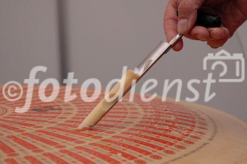 Foto: Emmentalerprobe
Urkundenfeier zur Aufnahme des Emmentaler Switzerland Käse in das Register der geschützten Ursprungsbezeichnungen. (C) Fotodienst/Tabea Vogel