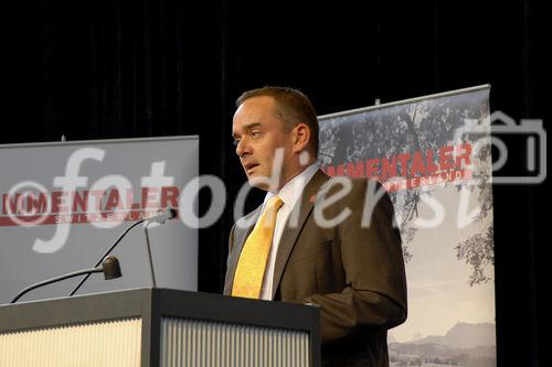 Foto: Herr Patrick Aebi (Bundesamt für Landwirtschaft)
Urkundenfeier zur Aufnahme des Emmentaler Switzerland Käse in das Register der geschützten Ursprungsbezeichnungen. (C) Fotodienst/Tabea Vogel