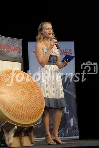 Foto: Frau Nina Havel (Moderatorin) Urkundenfeier zur Aufnahme des Emmentaler Switzerland Käse in das Register der geschützten Ursprungsbezeichnungen. (C) Fotodienst/Tabea Vogel