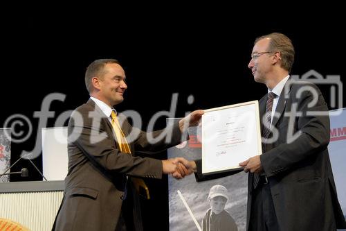 Foto: Herr Patrick Aebi (Bundesamt für Landwirtschaft), Herr Jürg Simon (Präsident Emmentaler) Urkundenfeier zur Aufnahme des Emmentaler Switzerland Käse in das Register der geschützten Ursprungsbezeichnungen. (C) Fotodienst/Tabea Vogel