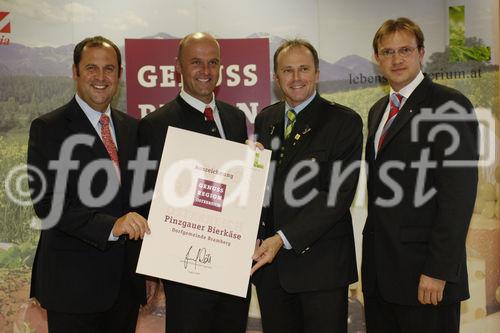 BM Josef Pröll (li.), Landesrat Sepp Eisl (2.v.re.) und Christoph Holzer (SPAR, re.) gratulieren der neuen Genuss Region Pinzgauer Bierkäse.