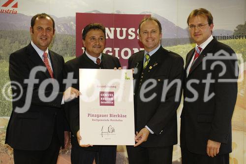 BM Josef Pröll (li.), Landesrat Sepp Eisl (2.v.re.) und Christoph Holzer (SPAR, re.) gratulieren der neuen Genuss Region  Pinzgauer Bierkäse