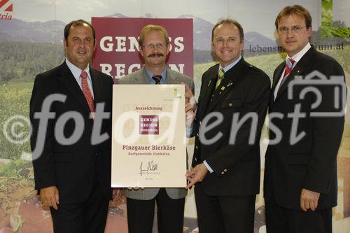 BM Josef Pröll (li.), Landesrat Sepp Eisl (2.v.re.) und Christoph Holzer (SPAR, re.) gratulieren der neuen Genuss Region  Pinzgauer Bierkäse