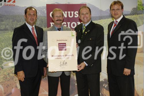 BM Josef Pröll (li.), Landesrat Sepp Eisl (2.v.re.) und Christoph Holzer (SPAR, re.) gratulieren der neuen Genuss Region  Bramberger Obstsaft