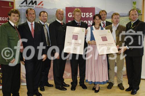 BM Josef Pröll (li.), Landesrat Sepp Eisl (2.v.re.) und Christoph Holzer (SPAR, re.) gratulieren den neuen Genuss Regionen  