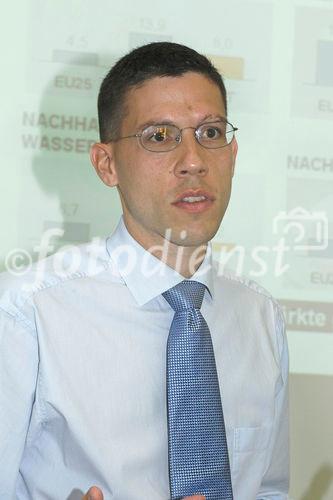 (C) Fotodienst/Patrick Krajnc - Wien 17.07.2007 - Pressegespräch: Die Chancen der östrreichischen Umweltindustrie. FOTO: Mag. Rupert Petry am Wort                           