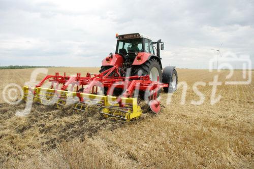 (C) Fotodienst/Anna Rauchenberger - Wien 13.07.2007 - Allianz für starke Regionen - Genussregion. Familie Sommer zählt auf ihrem Hof auf PÖTTINGER Landtechnik. PÖTTINGER ist Partner der Allianz für starke Regionen, die Landwirtschaftsminister Josef Pröll bei seiner Initiative GENUSS REGION ÖSTERREICH unterstützt. Die Allianzpartner stehen für ein regionales Produktangebot, das wiedererkennbar und wettbewerbsfähig ist.