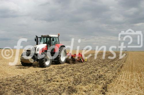 (C) Fotodienst/Anna Rauchenberger - Wien 13.07.2007 - Allianz für starke Regionen - Genussregion. Familie Sommer zählt auf ihrem Hof auf PÖTTINGER Landtechnik. PÖTTINGER ist Partner der Allianz für starke Regionen, die Landwirtschaftsminister Josef Pröll bei seiner Initiative GENUSS REGION ÖSTERREICH unterstützt. Die Allianzpartner stehen für ein regionales Produktangebot, das wiedererkennbar und wettbewerbsfähig ist.