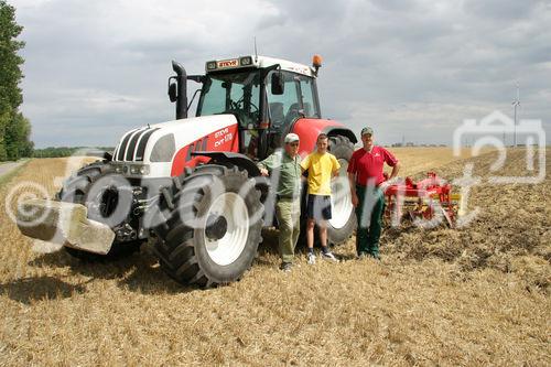 (C) Fotodienst/Anna Rauchenberger - Wien 13.07.2007 - Allianz für starke Regionen - Genussregion. Familie Sommer zählt auf ihrem Hof auf PÖTTINGER Landtechnik. PÖTTINGER ist Partner der Allianz für starke Regionen, die Landwirtschaftsminister Josef Pröll bei seiner Initiative GENUSS REGION ÖSTERREICH unterstützt. Die Allianzpartner stehen für ein regionales Produktangebot, das wiedererkennbar und wettbewerbsfähig ist.