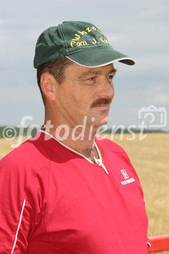 (C) Fotodienst/Anna Rauchenberger - Wien 13.07.2007 - Allianz für starke Regionen - Genussregion. Familie Sommer zählt auf ihrem Hof auf PÖTTINGER Landtechnik. PÖTTINGER ist Partner der Allianz für starke Regionen, die Landwirtschaftsminister Josef Pröll bei seiner Initiative GENUSS REGION ÖSTERREICH unterstützt. Die Allianzpartner stehen für ein regionales Produktangebot, das wiedererkennbar und wettbewerbsfähig ist.