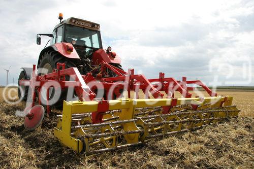 (C) Fotodienst/Anna Rauchenberger - Wien 13.07.2007 - Allianz für starke Regionen - Genussregion. Familie Sommer zählt auf ihrem Hof auf PÖTTINGER Landtechnik. PÖTTINGER ist Partner der Allianz für starke Regionen, die Landwirtschaftsminister Josef Pröll bei seiner Initiative GENUSS REGION ÖSTERREICH unterstützt. Die Allianzpartner stehen für ein regionales Produktangebot, das wiedererkennbar und wettbewerbsfähig ist.