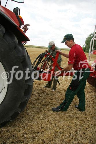 (C) Fotodienst/Anna Rauchenberger - Wien 13.07.2007 - Allianz für starke Regionen - Genussregion. Familie Sommer zählt auf ihrem Hof auf PÖTTINGER Landtechnik. PÖTTINGER ist Partner der Allianz für starke Regionen, die Landwirtschaftsminister Josef Pröll bei seiner Initiative GENUSS REGION ÖSTERREICH unterstützt. Die Allianzpartner stehen für ein regionales Produktangebot, das wiedererkennbar und wettbewerbsfähig ist.