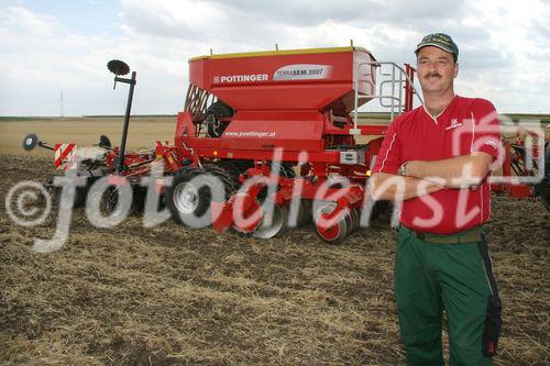 (C) Fotodienst/Anna Rauchenberger - Wien 13.07.2007 - Allianz für starke Regionen - Genussregion. Familie Sommer zählt auf ihrem Hof auf PÖTTINGER Landtechnik. PÖTTINGER ist Partner der Allianz für starke Regionen, die Landwirtschaftsminister Josef Pröll bei seiner Initiative GENUSS REGION ÖSTERREICH unterstützt. Die Allianzpartner stehen für ein regionales Produktangebot, das wiedererkennbar und wettbewerbsfähig ist.