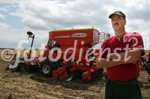 (C) Fotodienst/Anna Rauchenberger - Wien 13.07.2007 - Allianz für starke Regionen - Genussregion. Familie Sommer zählt auf ihrem Hof auf PÖTTINGER Landtechnik. PÖTTINGER ist Partner der Allianz für starke Regionen, die Landwirtschaftsminister Josef Pröll bei seiner Initiative GENUSS REGION ÖSTERREICH unterstützt. Die Allianzpartner stehen für ein regionales Produktangebot, das wiedererkennbar und wettbewerbsfähig ist.