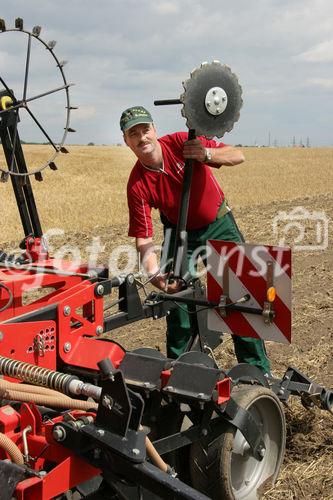 (C) Fotodienst/Anna Rauchenberger - Wien 13.07.2007 - Allianz für starke Regionen - Genussregion. Familie Sommer zählt auf ihrem Hof auf PÖTTINGER Landtechnik. PÖTTINGER ist Partner der Allianz für starke Regionen, die Landwirtschaftsminister Josef Pröll bei seiner Initiative GENUSS REGION ÖSTERREICH unterstützt. Die Allianzpartner stehen für ein regionales Produktangebot, das wiedererkennbar und wettbewerbsfähig ist.