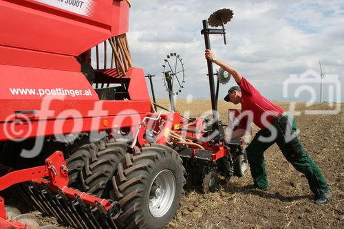 (C) Fotodienst/Anna Rauchenberger - Wien 13.07.2007 - Allianz für starke Regionen - Genussregion. Familie Sommer zählt auf ihrem Hof auf PÖTTINGER Landtechnik. PÖTTINGER ist Partner der Allianz für starke Regionen, die Landwirtschaftsminister Josef Pröll bei seiner Initiative GENUSS REGION ÖSTERREICH unterstützt. Die Allianzpartner stehen für ein regionales Produktangebot, das wiedererkennbar und wettbewerbsfähig ist.