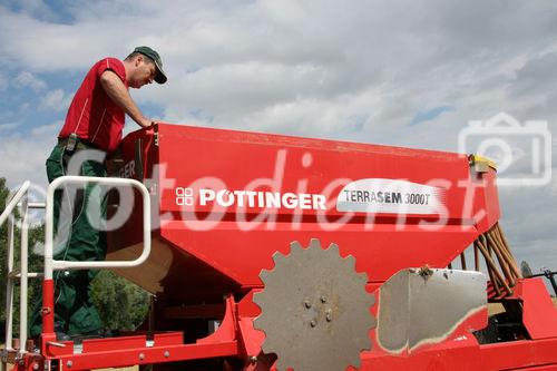 (C) Fotodienst/Anna Rauchenberger - Wien 13.07.2007 - Allianz für starke Regionen - Genussregion. Familie Sommer zählt auf ihrem Hof auf PÖTTINGER Landtechnik. PÖTTINGER ist Partner der Allianz für starke Regionen, die Landwirtschaftsminister Josef Pröll bei seiner Initiative GENUSS REGION ÖSTERREICH unterstützt. Die Allianzpartner stehen für ein regionales Produktangebot, das wiedererkennbar und wettbewerbsfähig ist.