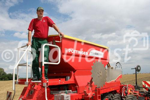 (C) Fotodienst/Anna Rauchenberger - Wien 13.07.2007 - Allianz für starke Regionen - Genussregion. Familie Sommer zählt auf ihrem Hof auf PÖTTINGER Landtechnik. PÖTTINGER ist Partner der Allianz für starke Regionen, die Landwirtschaftsminister Josef Pröll bei seiner Initiative GENUSS REGION ÖSTERREICH unterstützt. Die Allianzpartner stehen für ein regionales Produktangebot, das wiedererkennbar und wettbewerbsfähig ist.