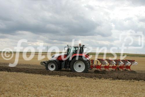 (C) Fotodienst/Anna Rauchenberger - Wien 13.07.2007 - Allianz für starke Regionen - Genussregion. Familie Sommer zählt auf ihrem Hof auf PÖTTINGER Landtechnik. PÖTTINGER ist Partner der Allianz für starke Regionen, die Landwirtschaftsminister Josef Pröll bei seiner Initiative GENUSS REGION ÖSTERREICH unterstützt. Die Allianzpartner stehen für ein regionales Produktangebot, das wiedererkennbar und wettbewerbsfähig ist.