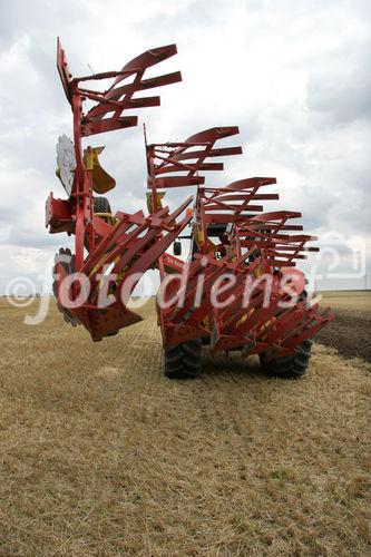 (C) Fotodienst/Anna Rauchenberger - Wien 13.07.2007 - Allianz für starke Regionen - Genussregion. Familie Sommer zählt auf ihrem Hof auf PÖTTINGER Landtechnik. PÖTTINGER ist Partner der Allianz für starke Regionen, die Landwirtschaftsminister Josef Pröll bei seiner Initiative GENUSS REGION ÖSTERREICH unterstützt. Die Allianzpartner stehen für ein regionales Produktangebot, das wiedererkennbar und wettbewerbsfähig ist.