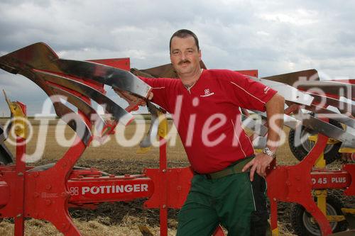 (C) Fotodienst/Anna Rauchenberger - Wien 13.07.2007 - Allianz für starke Regionen - Genussregion. Familie Sommer zählt auf ihrem Hof auf PÖTTINGER Landtechnik. PÖTTINGER ist Partner der Allianz für starke Regionen, die Landwirtschaftsminister Josef Pröll bei seiner Initiative GENUSS REGION ÖSTERREICH unterstützt. Die Allianzpartner stehen für ein regionales Produktangebot, das wiedererkennbar und wettbewerbsfähig ist.