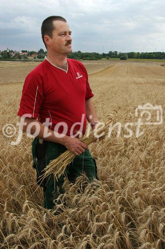 (C) Fotodienst/Anna Rauchenberger - Wien 13.07.2007 - Allianz für starke Regionen - Genussregion. Familie Sommer zählt auf ihrem Hof auf PÖTTINGER Landtechnik. PÖTTINGER ist Partner der Allianz für starke Regionen, die Landwirtschaftsminister Josef Pröll bei seiner Initiative GENUSS REGION ÖSTERREICH unterstützt. Die Allianzpartner stehen für ein regionales Produktangebot, das wiedererkennbar und wettbewerbsfähig ist.