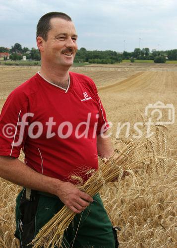 (C) Fotodienst/Anna Rauchenberger - Wien 13.07.2007 - Allianz für starke Regionen - Genussregion. Familie Sommer zählt auf ihrem Hof auf PÖTTINGER Landtechnik. PÖTTINGER ist Partner der Allianz für starke Regionen, die Landwirtschaftsminister Josef Pröll bei seiner Initiative GENUSS REGION ÖSTERREICH unterstützt. Die Allianzpartner stehen für ein regionales Produktangebot, das wiedererkennbar und wettbewerbsfähig ist.