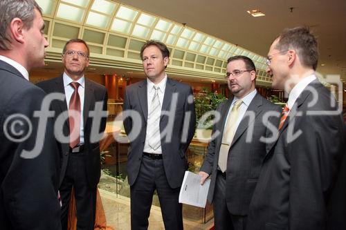 (C) Fotodienst/Anna Rauchenberger - Wien 20.06.2007 - Startschuss für den Börsegang der phion AG ist heute gefallen. FOTO: Mag. Günter Klausner (CFO, phion AG, 2.v.l.), Dr. Klaus Gheri (CTO, phion AG, Mitte), Dr. Wieland Alge (CEO, phion AG, 2.v.r.).