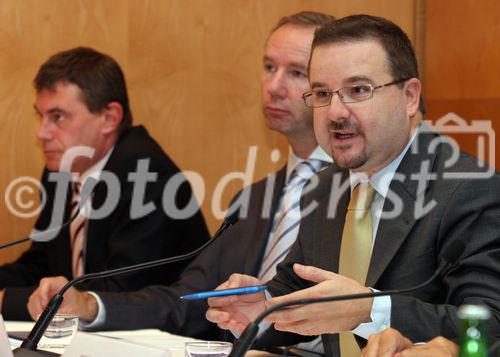 (C) Fotodienst/Anna Rauchenberger - Wien 20.06.2007 - Startschuss für den Börsegang der phion AG ist heute gefallen. FOTO v.l.: Dr. Heinrich Schaller (Mitglied des Vorstandes, Erste Bank der oesterreichischen Sparkassen AG), Dr. Franz Hochstrasser (Mitglied des Vorstandes, Erste Bank der oesterreichischen Sparkassen AG),  Dr. Wieland Alge (CEO, phion AG).