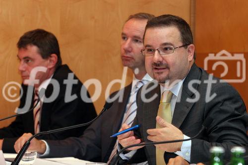 (C) Fotodienst/Anna Rauchenberger - Wien 20.06.2007 - Startschuss für den Börsegang der phion AG ist heute gefallen. FOTO v.l.: Dr. Heinrich Schaller (Mitglied des Vorstandes, Erste Bank der oesterreichischen Sparkassen AG), Dr. Franz Hochstrasser (Mitglied des Vorstandes, Erste Bank der oesterreichischen Sparkassen AG),  Dr. Wieland Alge (CEO, phion AG)