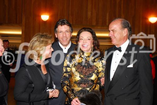 Osterfestspiele 2007 - Aufführung Rheingold
Prinzessin Yvonne von Hessen, Andrea Gräfin Herberstein, Gatte Thomas Hampson, Alexandra Kauka, Sterling Morton Hamill
www.siebinger.com
                            