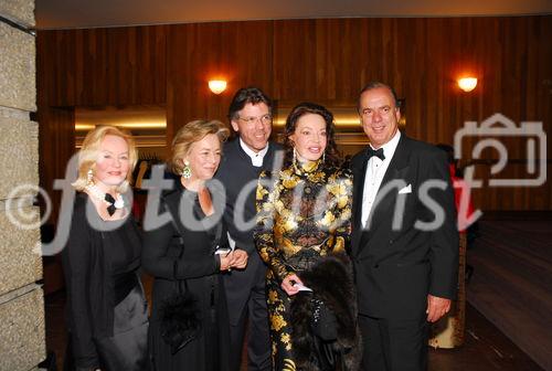 Osterfestspiele 2007 - Aufführung Rheingold
Prinzessin Yvonne von Hessen, Andrea Gräfin Herberstein, Gatte Thomas Hampson, Alexandra Kauka, Sterling Morton Hamill
www.siebinger.com
                            