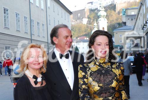 Osterfestspiele 2007 - Aufführung Rheingold
Alexandra Kauka mit Sterling Morton Hamill und Prinzessin Yvonne von Hessen
www.siebinger.com
                            