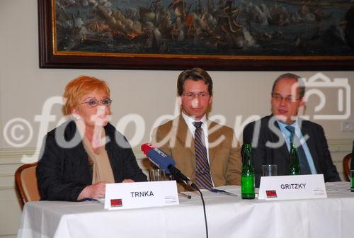 1. Automesse Salzburg - Pressekonferenz im Casino Klessheim
Brigitte Trnka - ORF / Licht ins Dunkel-Koordinatorin mit Maskottchen LENKI
www.siebinger.com
                            