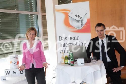 (c) fotodienst / Johannes Brunnbauer | Im Rahmen einer Pressekonferenz präsentiert 3CEO Jan Trionow die neuen Internetprodukte, mit denen 3 in neue Marktsegmente vorstößt.
in der Skybox der Skybar in Wien am 24.01.2011. Mit im Bild Maritheres Paul