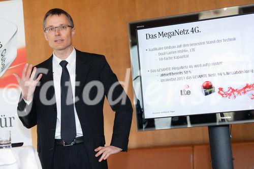 (c) fotodienst / Johannes Brunnbauer | Im Rahmen einer Pressekonferenz präsentiert 3CEO Jan Trionow die neuen Internetprodukte, mit denen 3 in neue Marktsegmente vorstößt.
in der Skybox der Skybar in Wien am 24.01.2011.