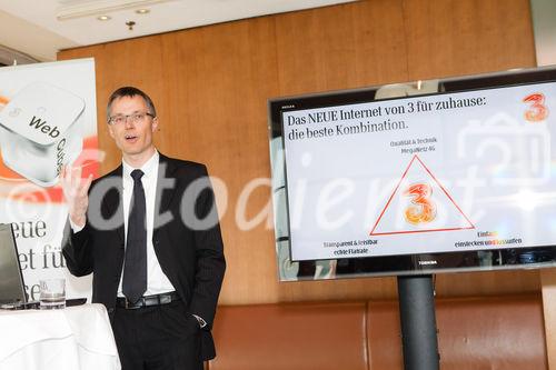 (c) fotodienst / Johannes Brunnbauer | Im Rahmen einer Pressekonferenz präsentiert 3CEO Jan Trionow die neuen Internetprodukte, mit denen 3 in neue Marktsegmente vorstößt.
in der Skybox der Skybar in Wien am 24.01.2011.