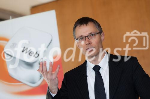 (c) fotodienst / Johannes Brunnbauer | Im Rahmen einer Pressekonferenz präsentiert 3CEO Jan Trionow die neuen Internetprodukte, mit denen 3 in neue Marktsegmente vorstößt.
in der Skybox der Skybar in Wien am 24.01.2011.