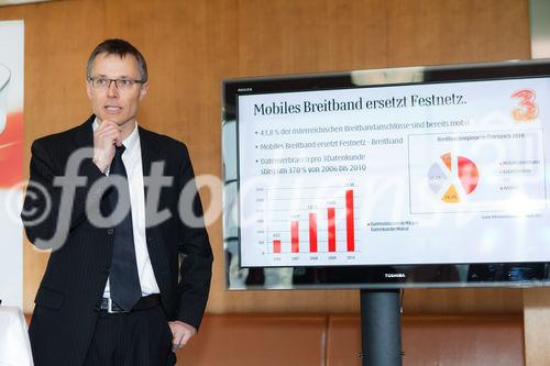 (c) fotodienst / Johannes Brunnbauer | Im Rahmen einer Pressekonferenz präsentiert 3CEO Jan Trionow die neuen Internetprodukte, mit denen 3 in neue Marktsegmente vorstößt.
in der Skybox der Skybar in Wien am 24.01.2011.