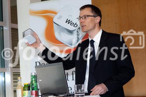 (c) fotodienst / Johannes Brunnbauer | Im Rahmen einer Pressekonferenz präsentiert 3CEO Jan Trionow die neuen Internetprodukte, mit denen 3 in neue Marktsegmente vorstößt.
in der Skybox der Skybar in Wien am 24.01.2011.