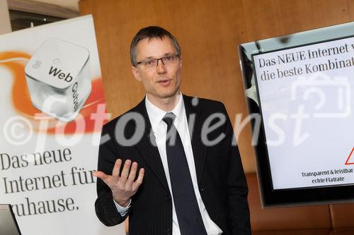 (c) fotodienst / Johannes Brunnbauer | Im Rahmen einer Pressekonferenz präsentiert 3CEO Jan Trionow die neuen Internetprodukte, mit denen 3 in neue Marktsegmente vorstößt.
in der Skybox der Skybar in Wien am 24.01.2011.