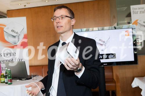 (c) fotodienst / Johannes Brunnbauer | Im Rahmen einer Pressekonferenz präsentiert 3CEO Jan Trionow die neuen Internetprodukte, mit denen 3 in neue Marktsegmente vorstößt.
in der Skybox der Skybar in Wien am 24.01.2011.